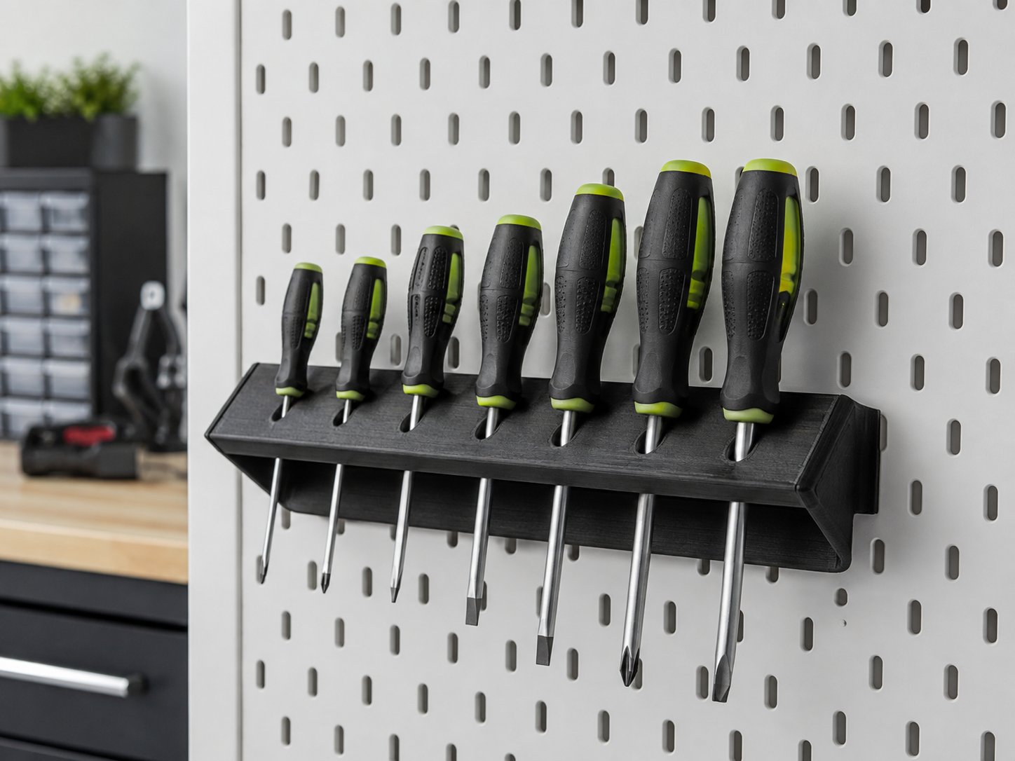 KI-generierte Visualisierung eines 3D-gedruckten Halters mit sieben Schraubendrehern an einer Lochwand